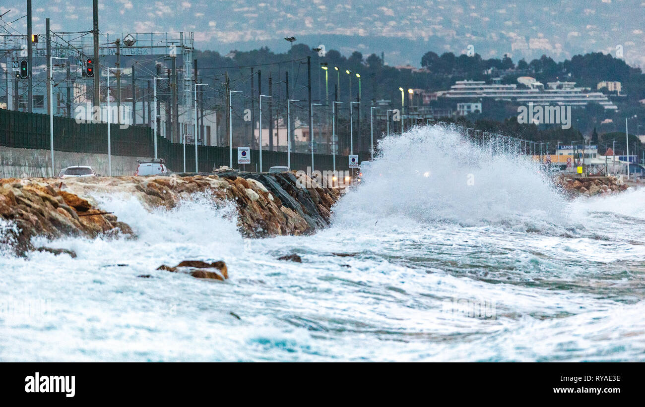 Wellen an der Küste bei Antibes/Frankfreich Foto de stock