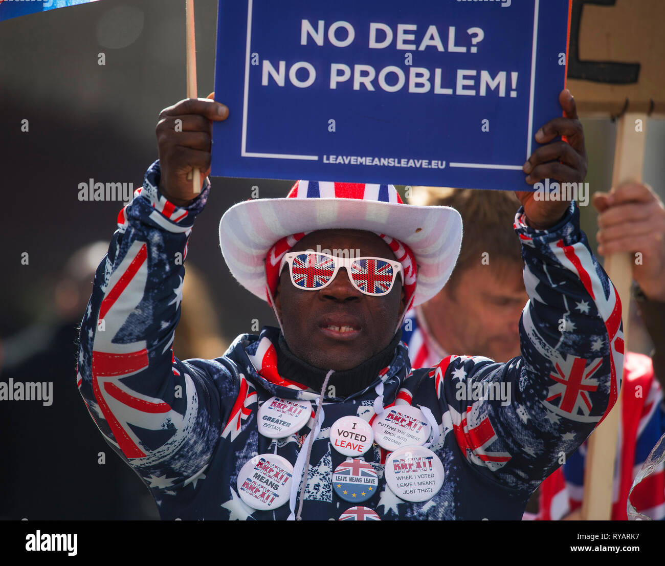 Parliament Square, Londres, Reino Unido. 13 marzo, 2019. Pro Brexit manifestantes fuera de la entrada al Parlamento el día en que el Ministro de Hacienda ofrece su declaración de primavera y MPs después votar si o no para salir de la UE sin un acuerdo. Crédito: Malcolm Park/Alamy Live News. Foto de stock
