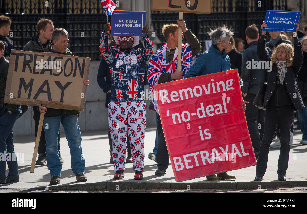 Parliament Square, Londres, Reino Unido. 13 marzo, 2019. Pro Brexit manifestantes fuera de la entrada al Parlamento el día en que el Ministro de Hacienda ofrece su declaración de primavera y MPs después votar si o no para salir de la UE sin un acuerdo. Crédito: Malcolm Park/Alamy Live News. Foto de stock