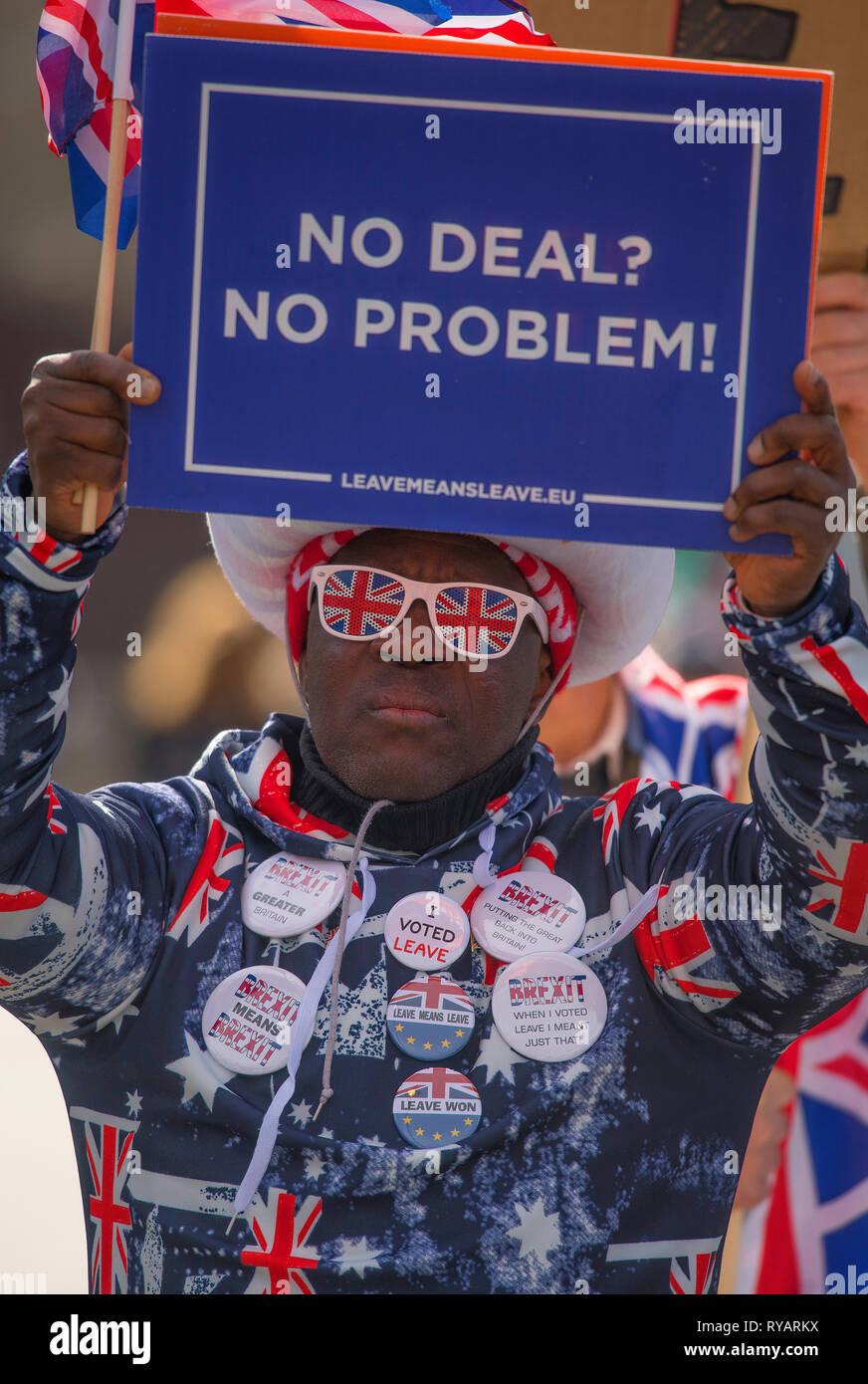 Parliament Square, Londres, Reino Unido. 13 marzo, 2019. Pro Brexit manifestantes fuera de la entrada al Parlamento el día en que el Ministro de Hacienda ofrece su declaración de primavera y MPs después votar si o no para salir de la UE sin un acuerdo. Crédito: Malcolm Park/Alamy Live News. Foto de stock