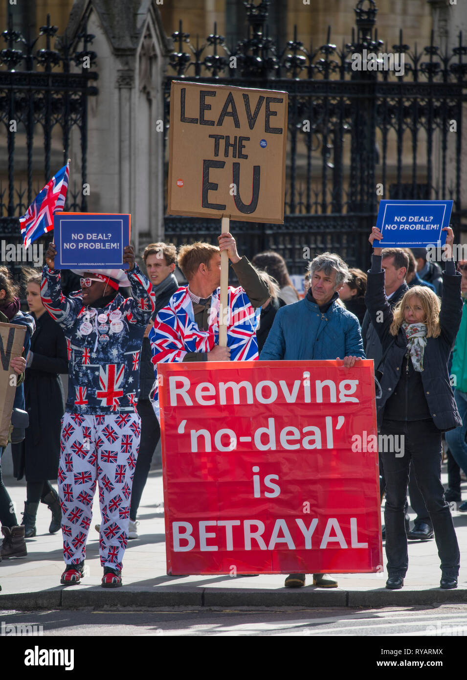 Parliament Square, Londres, Reino Unido. 13 marzo, 2019. Pro Brexit manifestantes fuera de la entrada al Parlamento el día en que el Ministro de Hacienda ofrece su declaración de primavera y MPs después votar si o no para salir de la UE sin un acuerdo. Crédito: Malcolm Park/Alamy Live News. Foto de stock