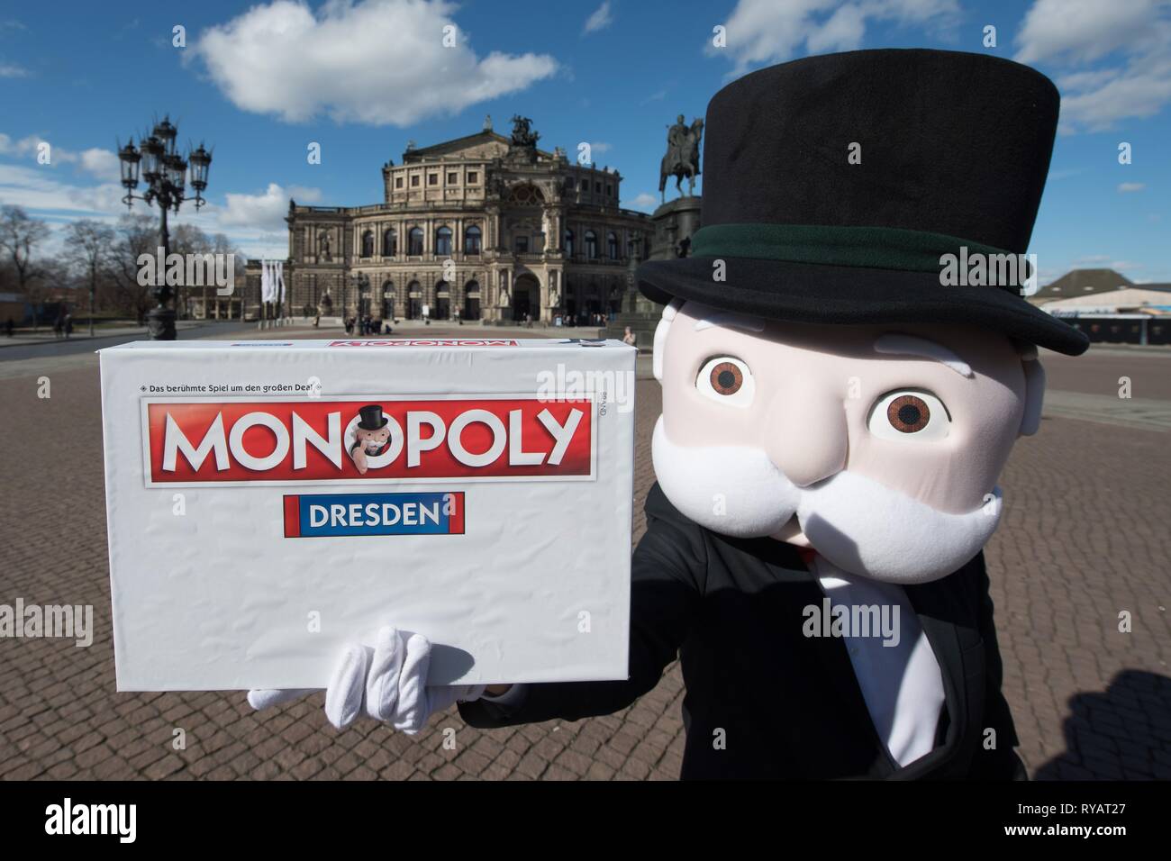 Dresden, Alemania. 13 Mar, 2019. Un hombre en un disfraz por el Sr.  monopolio, la mascota de la American Board Game, está al margen de una  conferencia de prensa en frente de