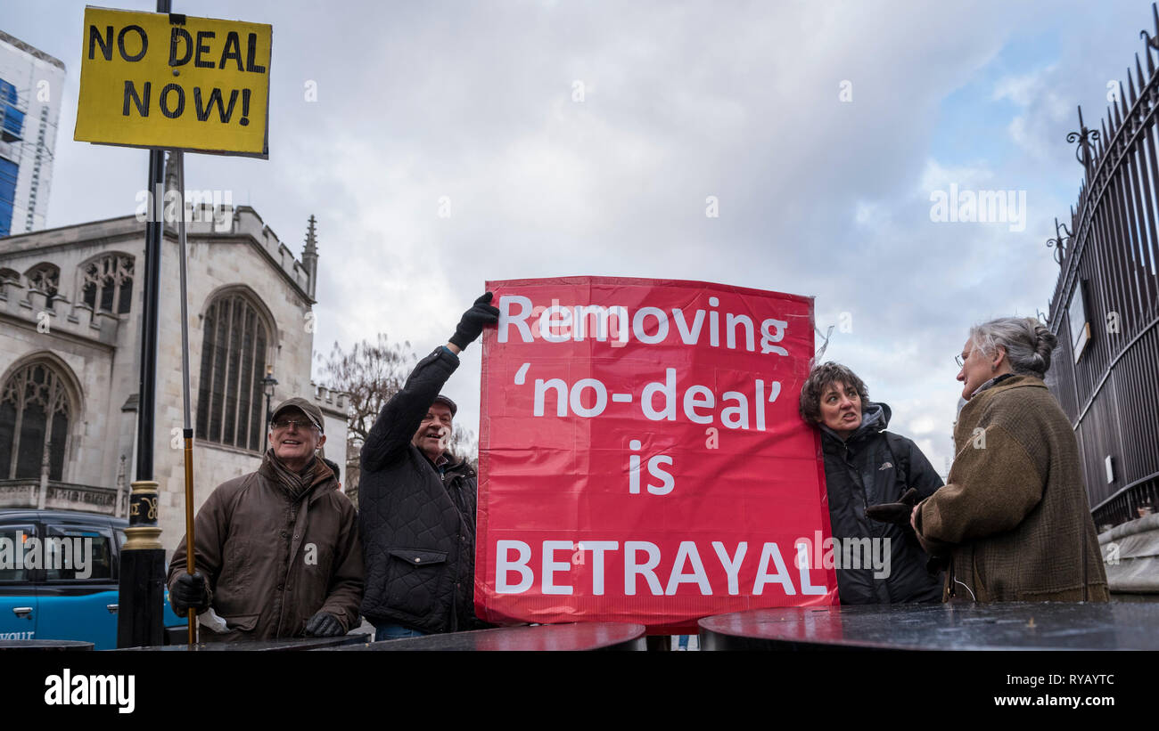 Londres, Reino Unido. 13 de marzo de 2019. Los partidarios Pro-Brexit escena una protesta frente al Parlamento. Los diputados a votar sobre si se va a retirar sin tratar como una opción Brexit. Crédito: Stephen Chung / Alamy Live News Foto de stock