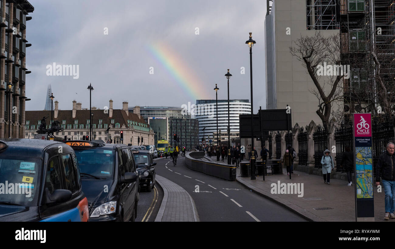 Londres, Reino Unido. 13 de marzo de 2019. El clima del Reino Unido - un arco iris es visto en Westminster Bridge después de la ducha de lluvia en la capital. Crédito: Stephen Chung / Alamy Live News Foto de stock