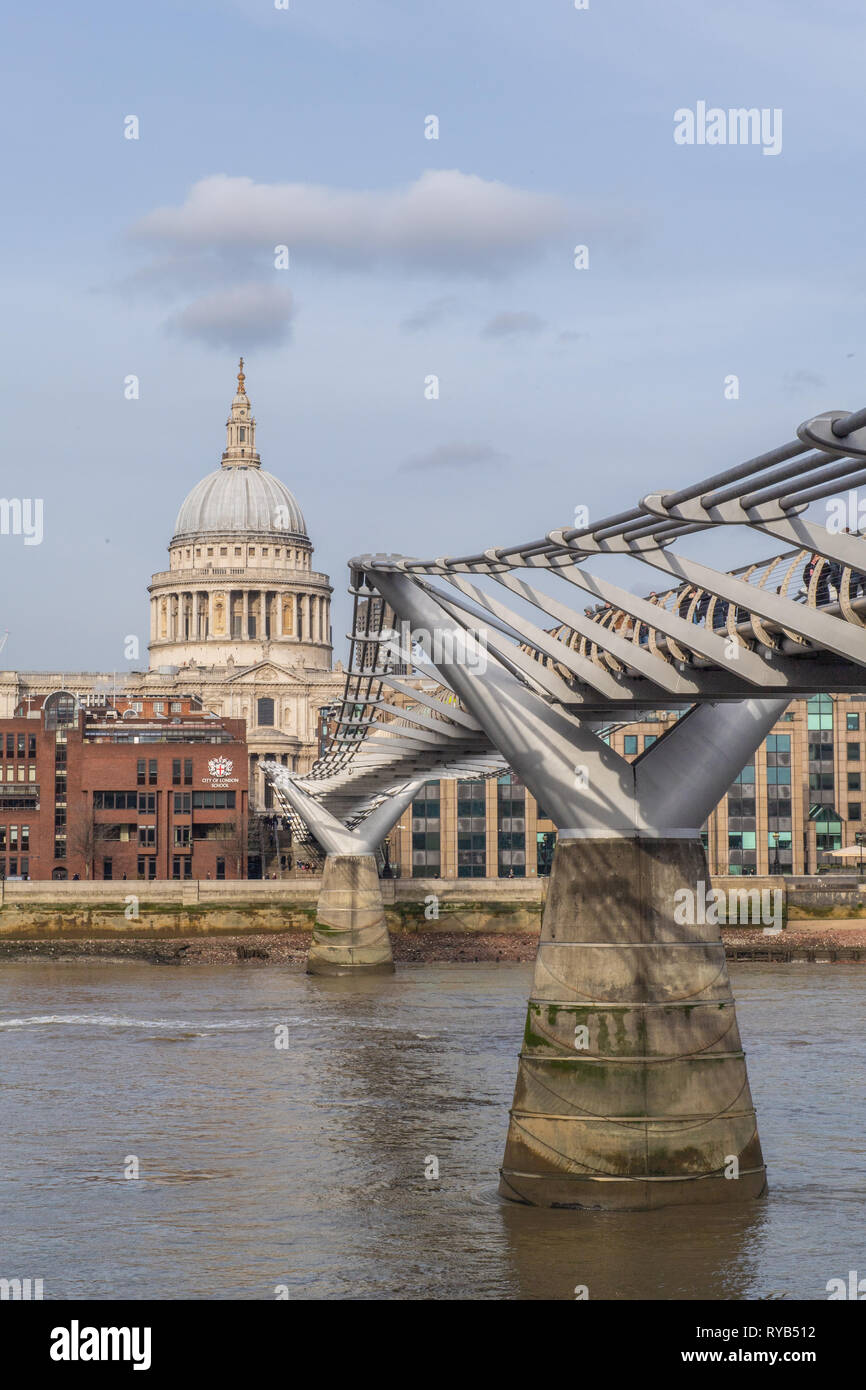 La Catedral de St Paul y el Puente del Milenio, Londres, Inglaterra Foto de stock