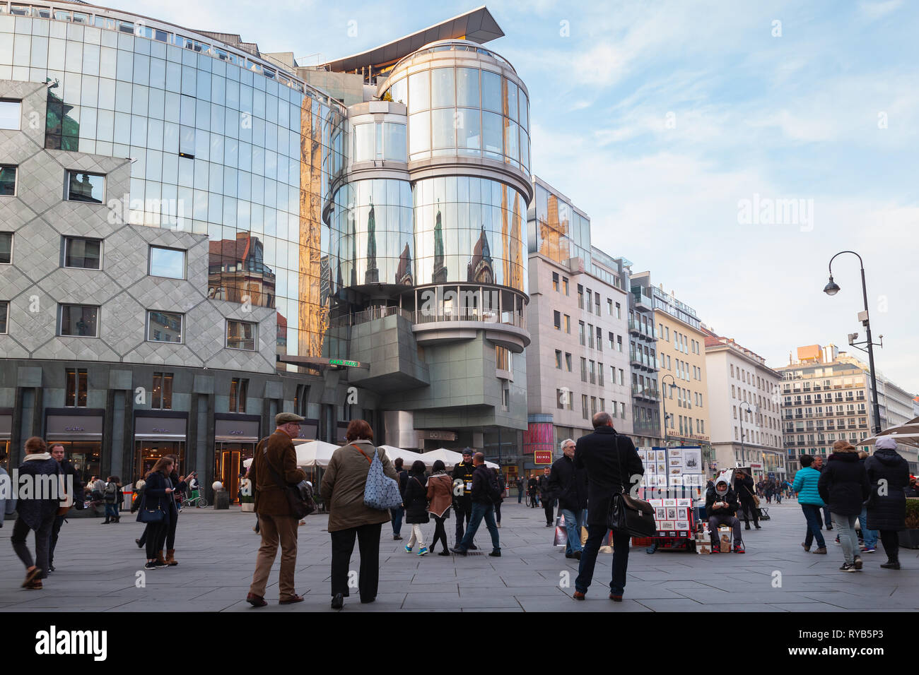 Viena, Austria - Noviembre 4, 2015: Los turistas y gente de la calle paseo en la Stephansplatz, es un cuadrado en el centro geográfico de Viena Foto de stock