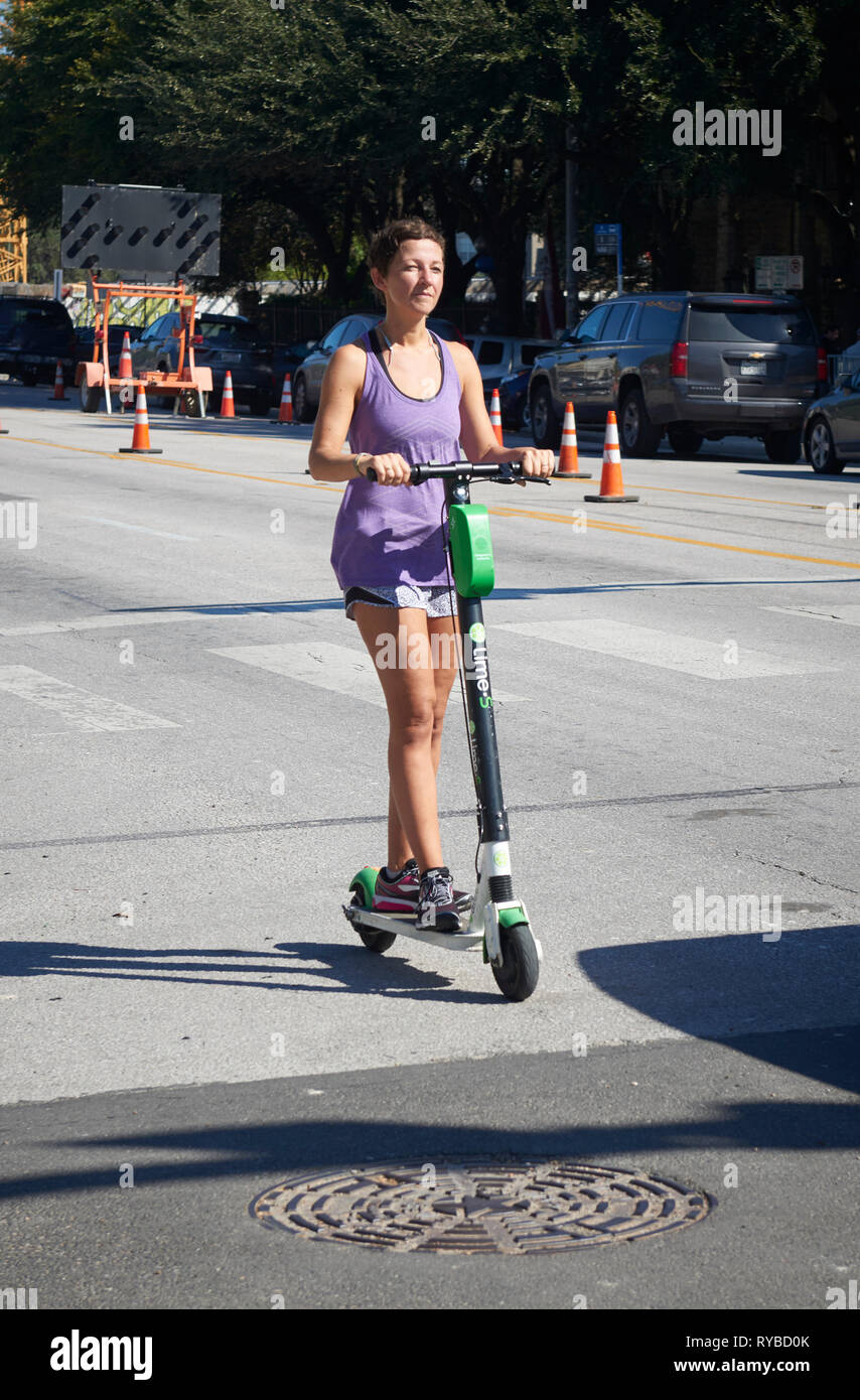 Mujer caballo E Scooter eléctrico para coches, South Congress Avenue, Austin, Texas Foto de stock