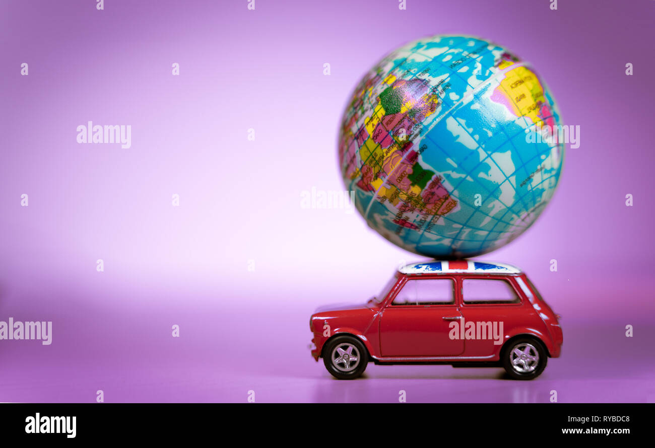 Juguete en miniatura de coches de época de llevar un mapa del mundo  globo.concepto de viaje y transporte Fotografía de stock - Alamy