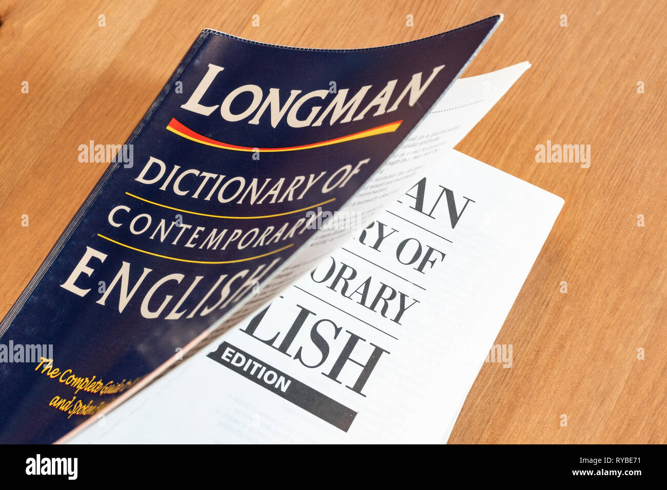 Longman Diccionario de inglés contemporáneo tercera edición sobre la mesa,  medio abierto en primera página Fotografía de stock - Alamy