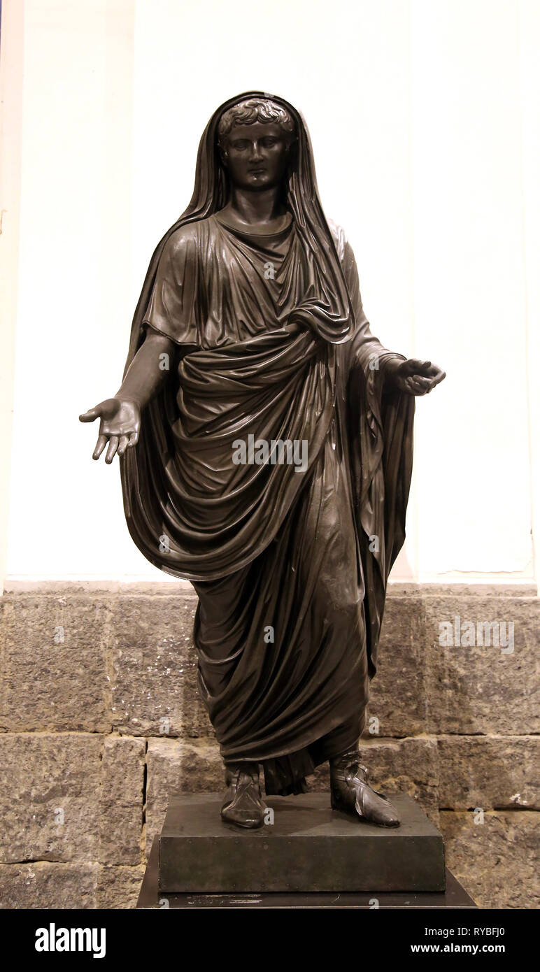 Tiberio (42BC - 37 AD) estatua en bronce vistiendo la toga, con la cabeza cubierta como un sacerdote. Teatro de Herculano (37 AD). Nápoles, Italia. Foto de stock