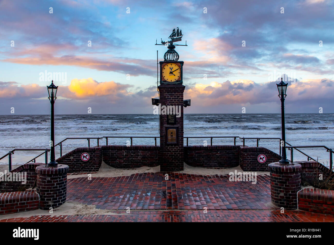 Ostfriesland, isla Wangerooge, invierno, playa, tormenta, la torre del reloj en la playa en el pudín, CafŽ costa del Mar del Norte, el norte de Alemania, Foto de stock