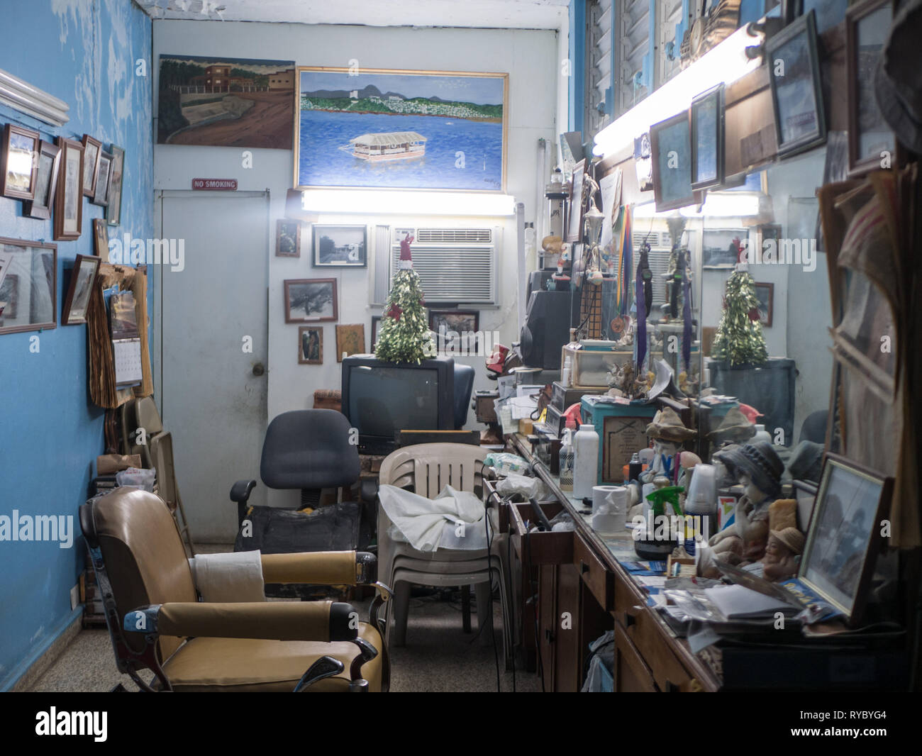 Puerto Rico. De enero de 2019. Corte de pelo estilo retro silla peluquera  en una peluquería vintage interior Fotografía de stock - Alamy