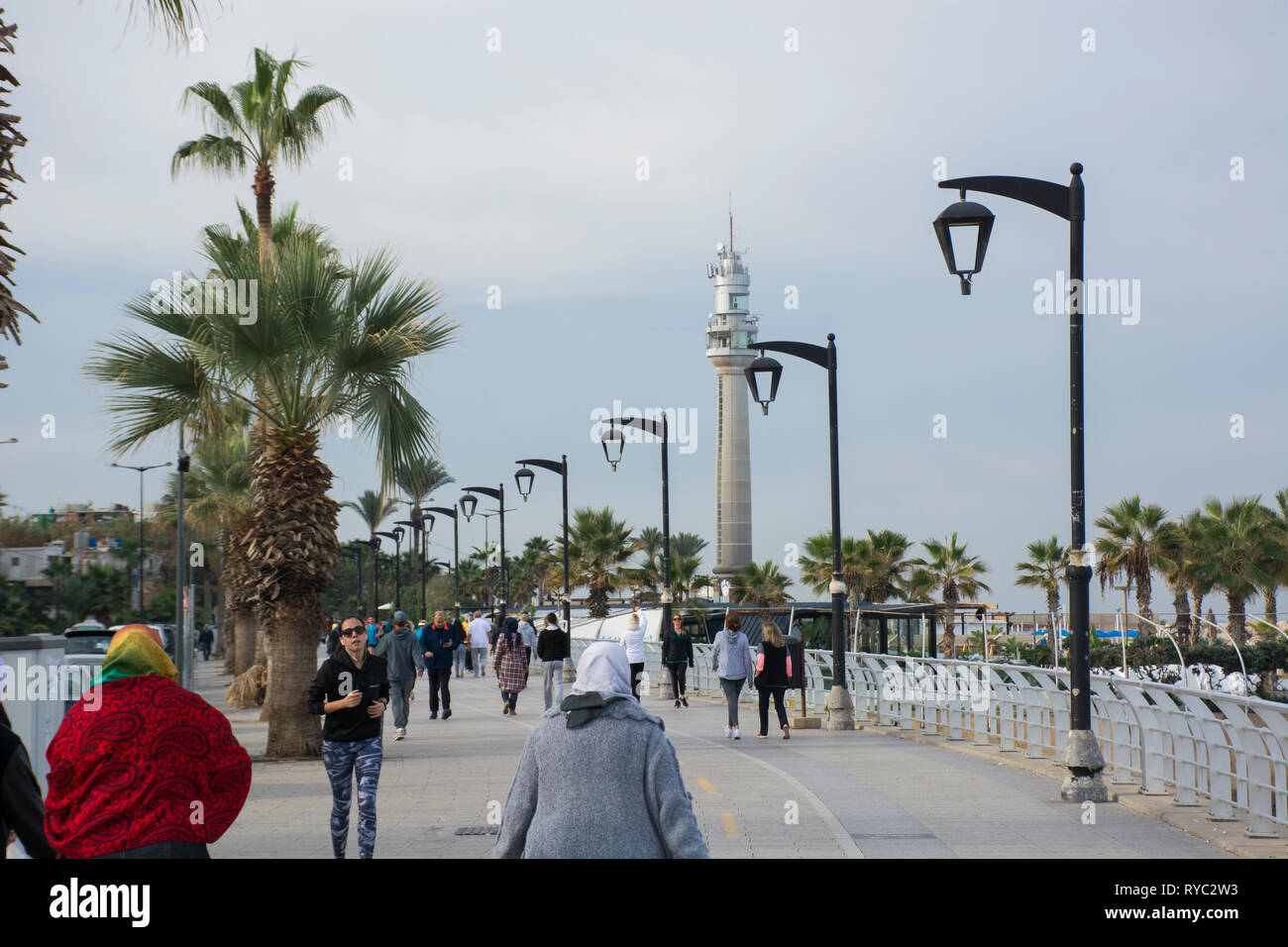 La gente caminando en la Corniche, el paseo marítimo por el mar Mediterráneo Beirut, Líbano Oriente Medio Foto de stock