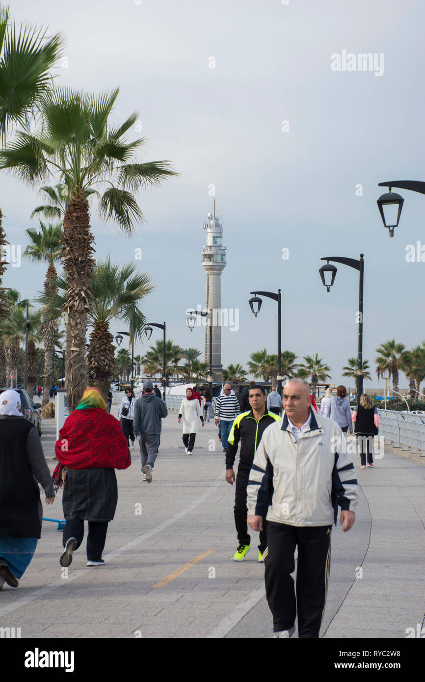 La gente caminando en la Corniche, el paseo marítimo por el mar Mediterráneo Beirut, Líbano Oriente Medio Foto de stock