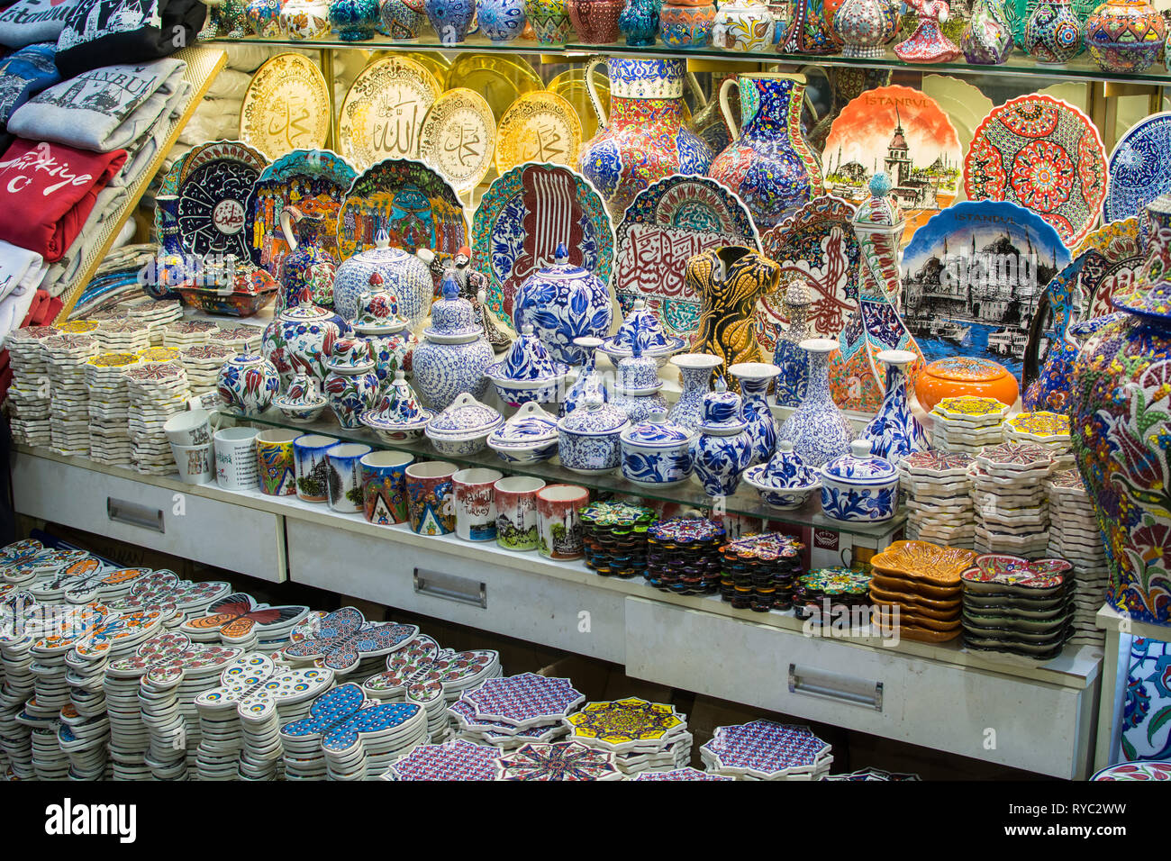 Tienda de recuerdos en Eminonu mercado Estambul Turquia Foto de stock