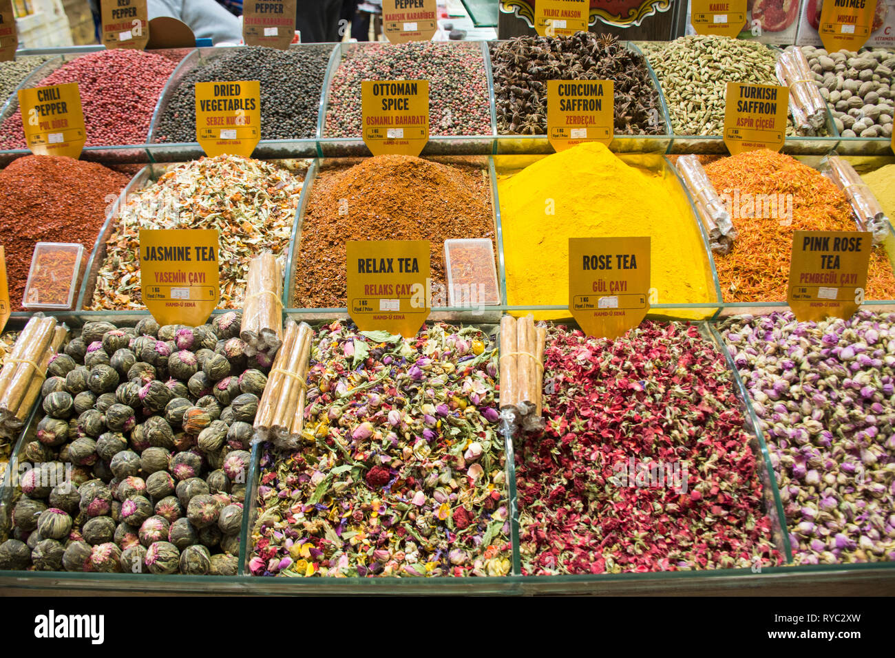 Tienda de especias en Eminonu mercado Estambul Turquia Foto de stock
