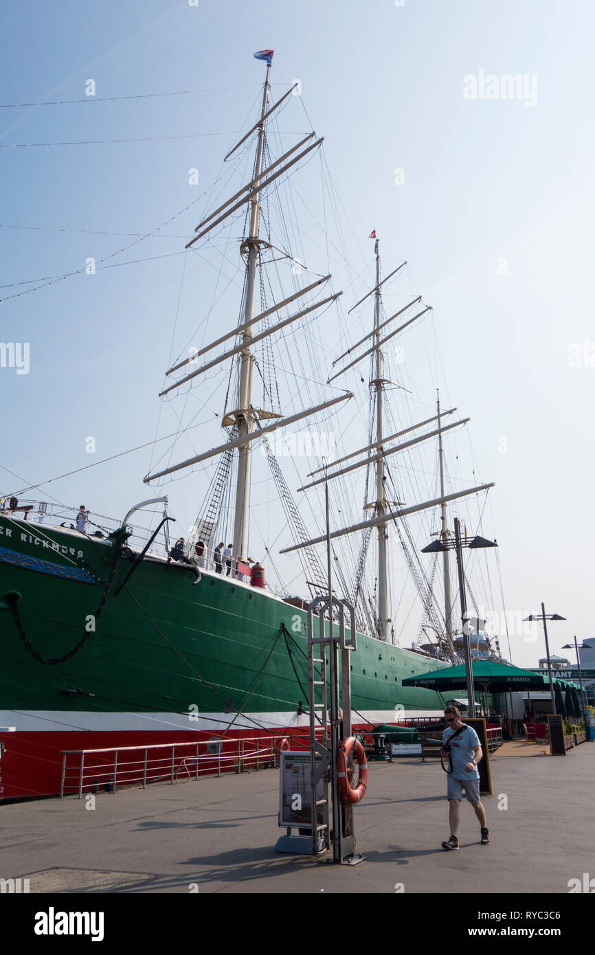Barco Museo Rickmer Rickmers una atracción turística en el puerto de Hamburgo Foto de stock