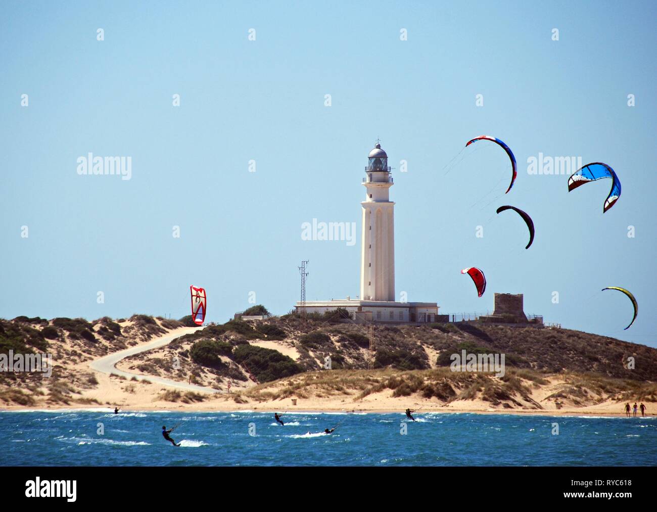 TRAFALGAR, España - 14 de septiembre de 2008 - kitesurfistas y con vistas hacia la playa y el faro de Cabo Trafalgar, provincia de Cádiz, Andalucía, España Foto de stock