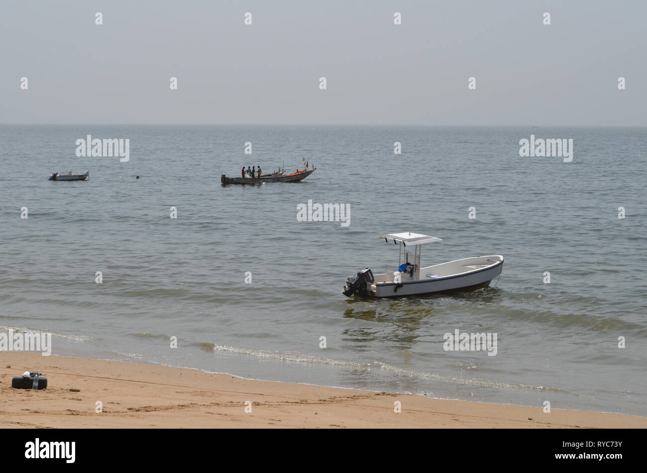 Piraguas artesanales en la playa de Djiffère, Senegal Foto de stock