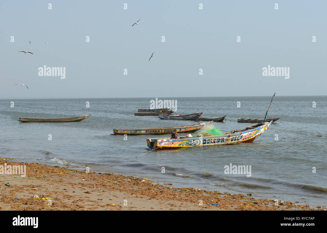 Piraguas artesanales en la playa de Djiffère, Senegal Foto de stock
