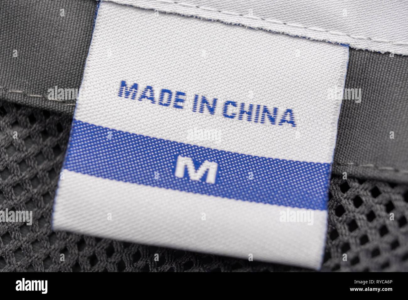 Etiqueta de ropa fabricada en China cosida en la prenda. Para las  importaciones chinas de exportación, aranceles de guerra comercial entre  Estados Unidos y China, textiles chinos, deslocalización a China Fotografía  de