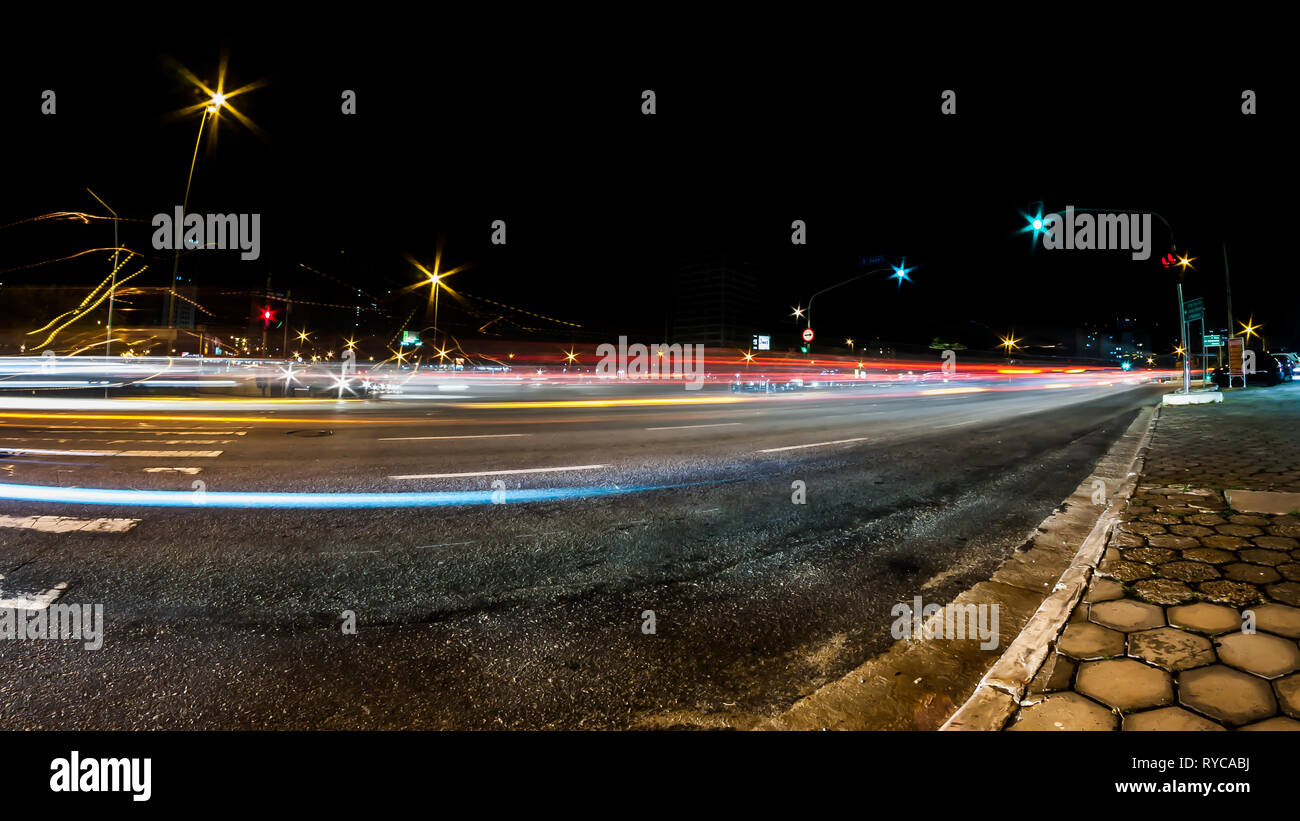 Luces de coches senderos - Ciudad durante la noche - Traffic - Color - larga exposición - Imagen Foto de stock