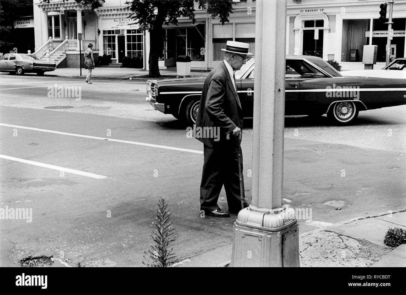Princeton, New Jersey, EE.UU 1969. Un viejo hombre cruza la calle utilizando un bastón y llevaba un sombrero de Panamá Nassau Street, 1960 60s US HOMER SYKES Foto de stock