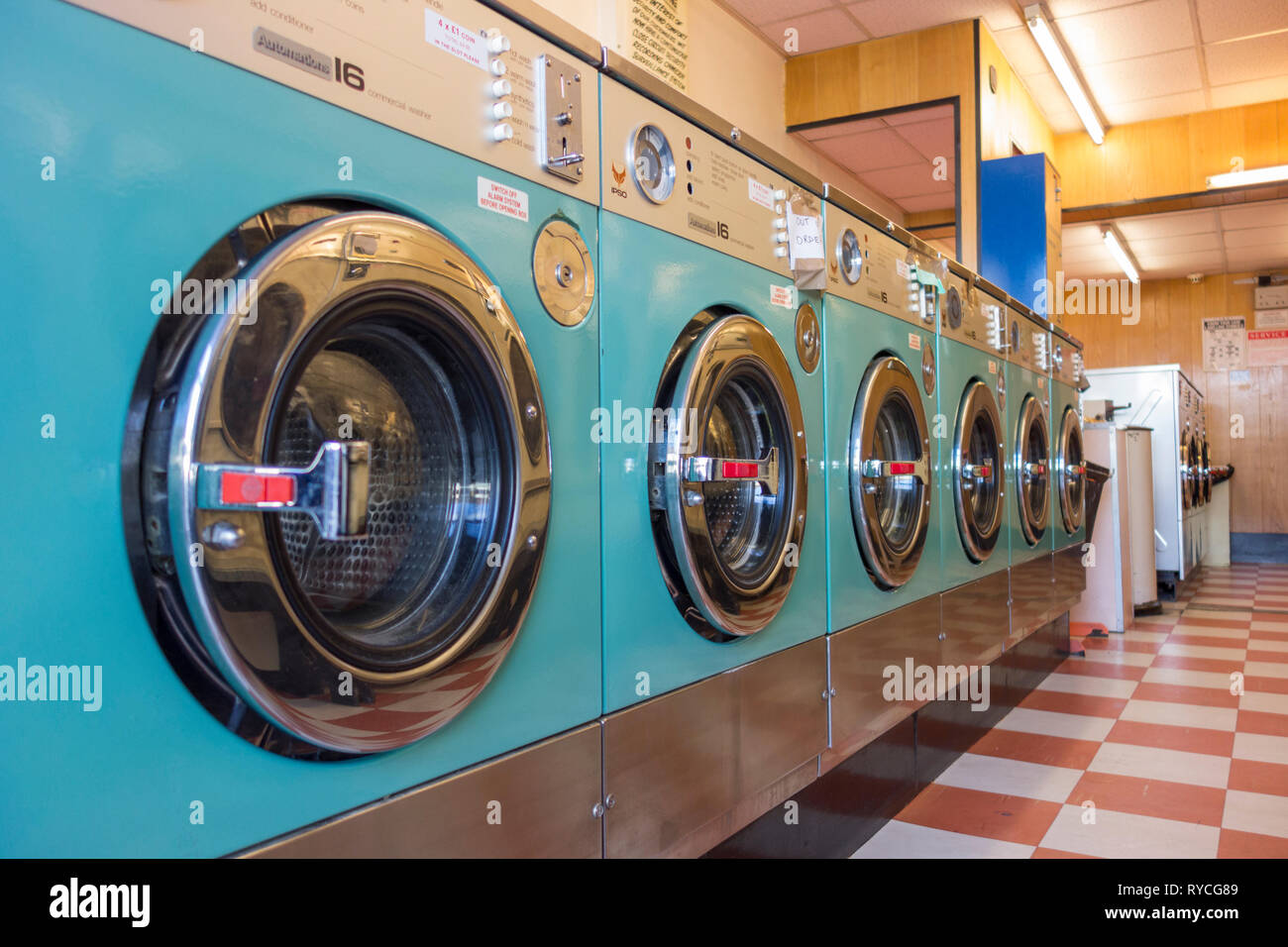 Máquinas de lavar ropa en una lavandería en Londres, Reino Unido Fotografía  de stock - Alamy