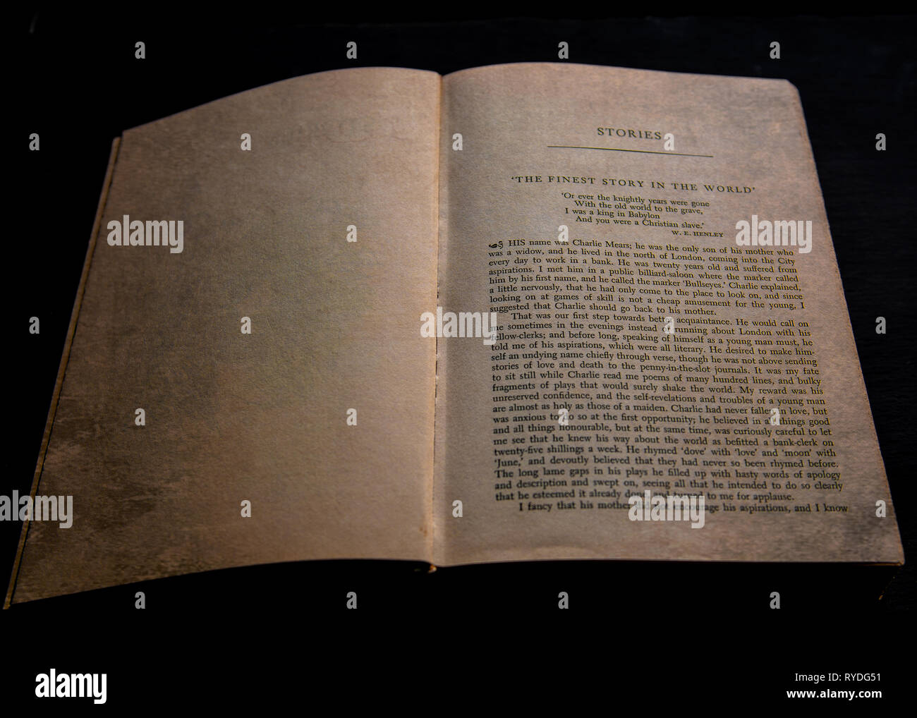 Un viejo libro abierto al comienzo de la historia "El mejor hombre del  mundo" por Rudyard Kipling , contra el fondo negro Fotografía de stock -  Alamy