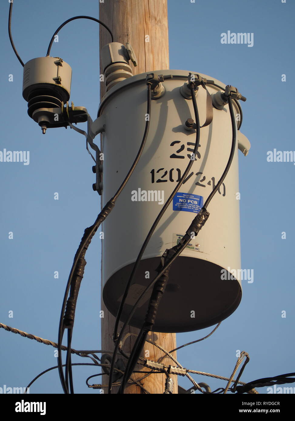 Transformador de Distribución Monofásico en un poste eléctrico en los EE.UU  Fotografía de stock - Alamy