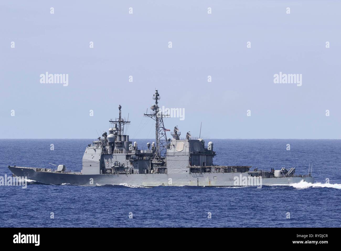 190311-N-DX072-1171 OCÉANO PACÍFICO (11 de marzo de 2019) La clase Ticonderoga crucero de misiles guiados USS Chancellorsville (CG 62) transita el Océano Pacífico durante un ejercicio de entrenamiento con otros buques de guerra de la Marina de los EE.UU. Los buques de guerra de la Marina de EE.UU. entrenan juntos para aumentar la habilidad táctica, la letalidad y la interoperabilidad de las unidades participantes en una época de gran potencia para la competencia. (Ee.Uu. Navy photo by Mass Communication Specialist 2ª clase Banuelos Anaid Rodríguez) Foto de stock