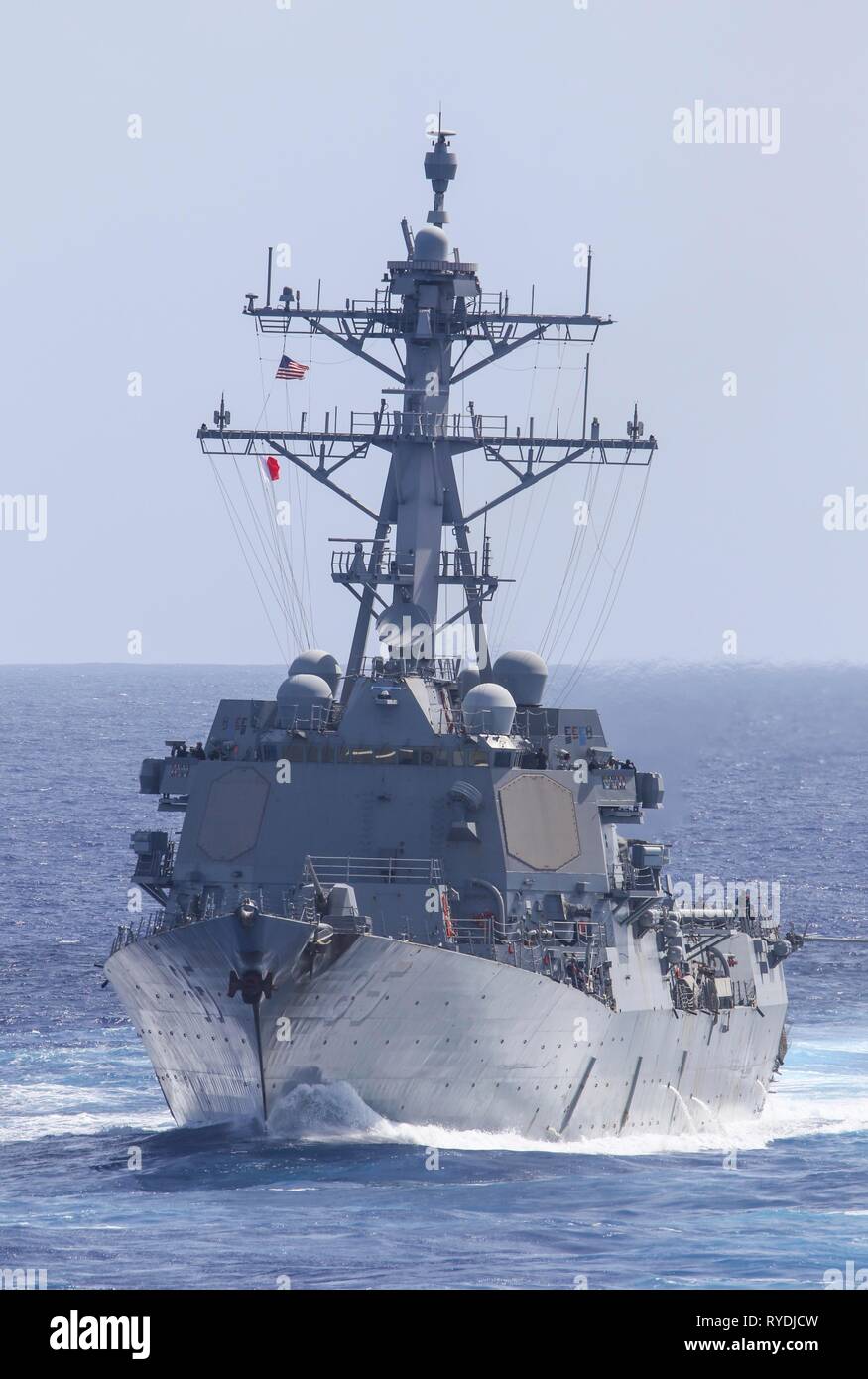190311-N-DX072-1205 OCÉANO PACÍFICO (11 de marzo de 2019) La clase Arleigh-Burke misiles guiados destructor USS McCampbell (DDG 85) transita el Océano Pacífico durante un ejercicio de entrenamiento con otros buques de guerra de la Marina de los EE.UU. Los buques de guerra de la Marina de EE.UU. entrenan juntos para aumentar la habilidad táctica, la letalidad y la interoperabilidad de las unidades participantes en una época de gran potencia para la competencia. (Ee.Uu. Navy photo by Mass Communication Specialist 2ª clase Banuelos Anaid Rodríguez) Foto de stock
