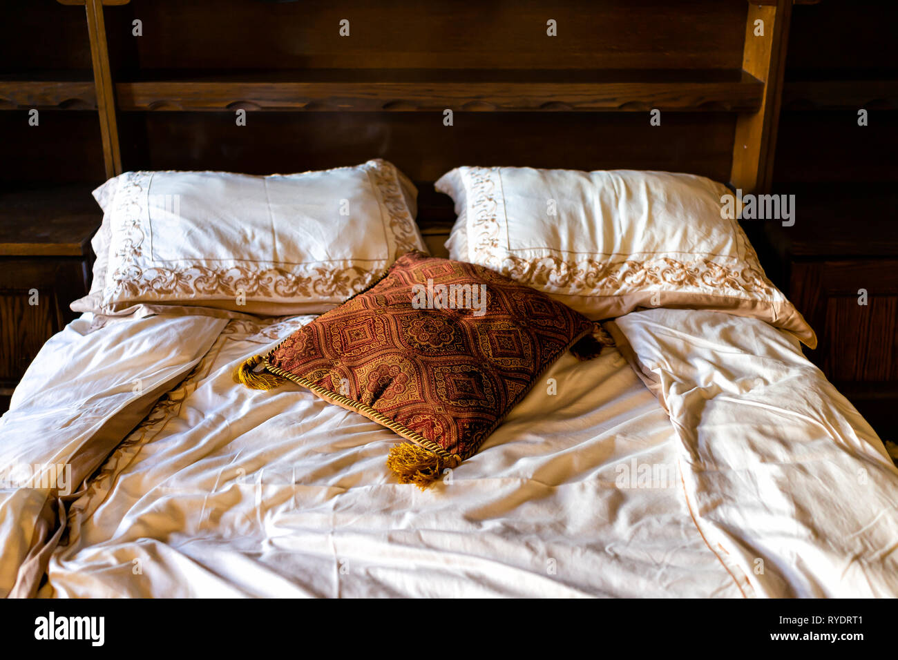 Vintage retro de madera antigua cama tamaño queen en la habitación de lujo  con antiguas decoraciones almohadas marrón en casa Fotografía de stock -  Alamy