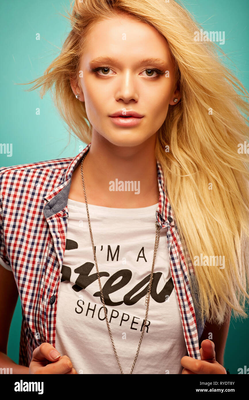 Mujer con shopper inscripción sobre camiseta blanca Foto de stock