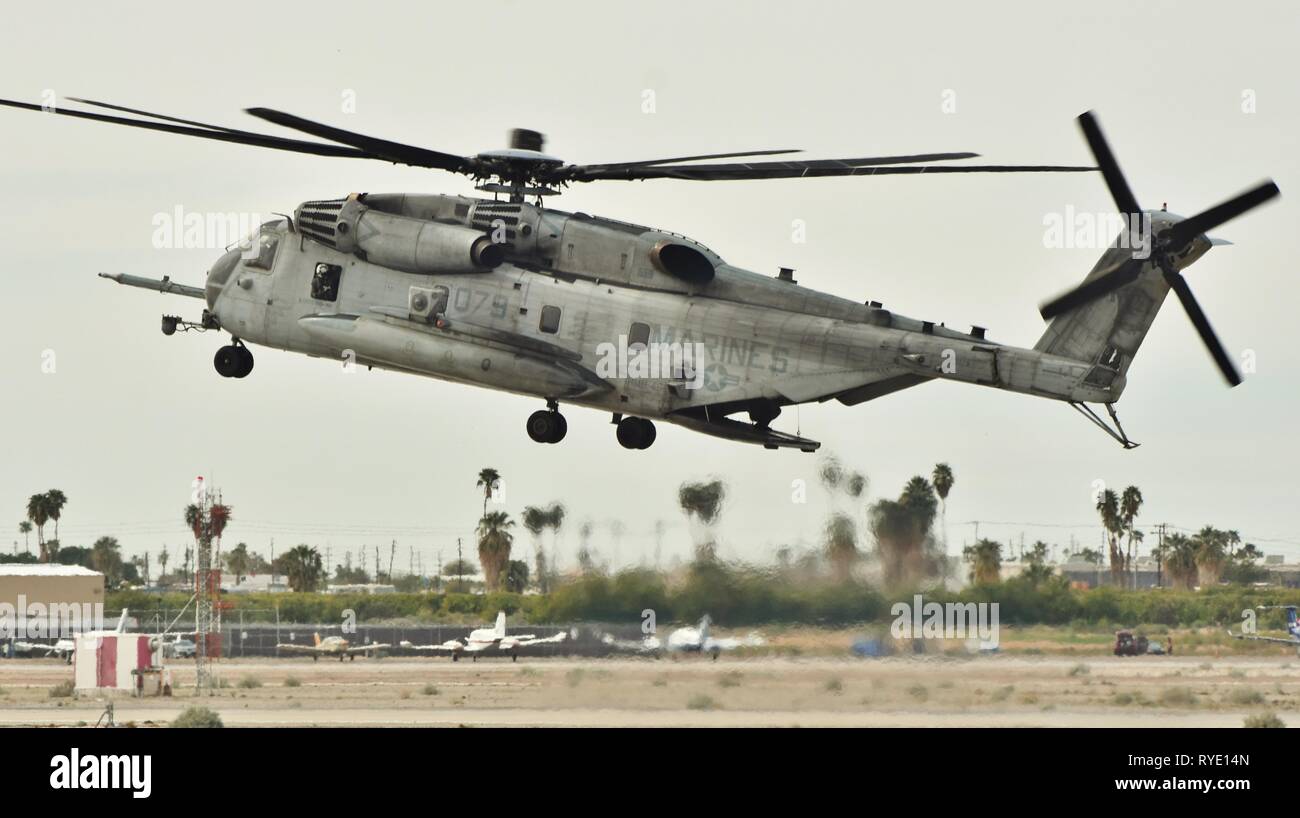 Un Marine Corps Sikorsky tipo CH-53E Super Stallion aterrizar en MCAS Yuma. Foto de stock