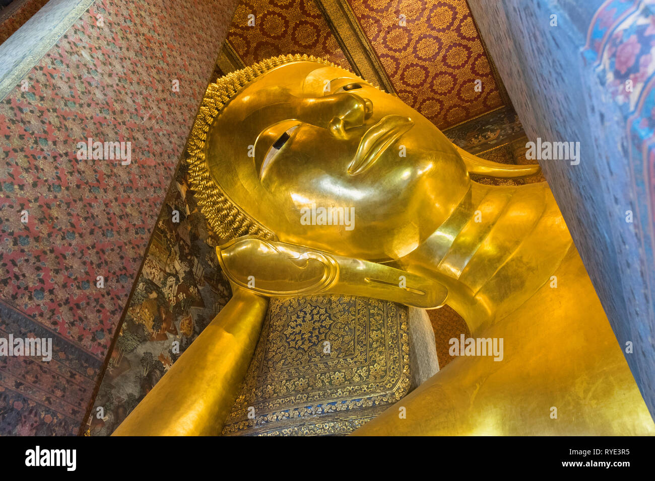 Buda reclinado Wat Po Bangkok Thailand Foto de stock