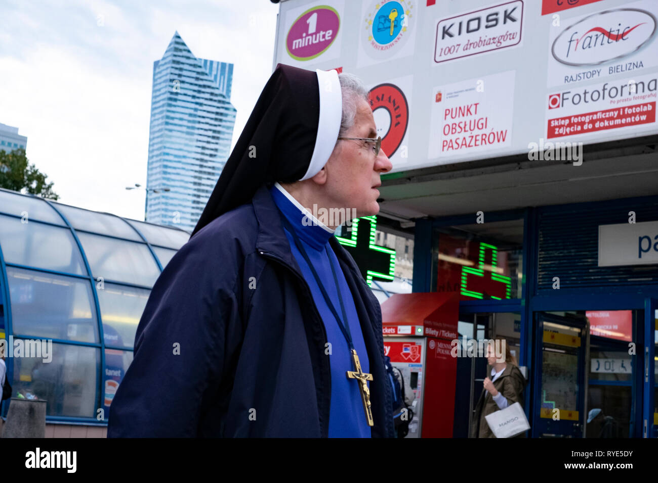 Una monja católica con su hábito y cabezales en cruz a un metro en el centro de Varsovia, Polonia Foto de stock