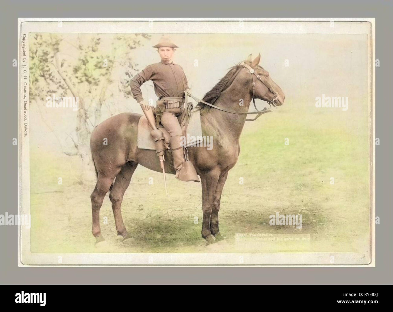 El Cavalier. El joven soldado y a su caballo de turno [a]T Campamento Cheyenne Foto de stock