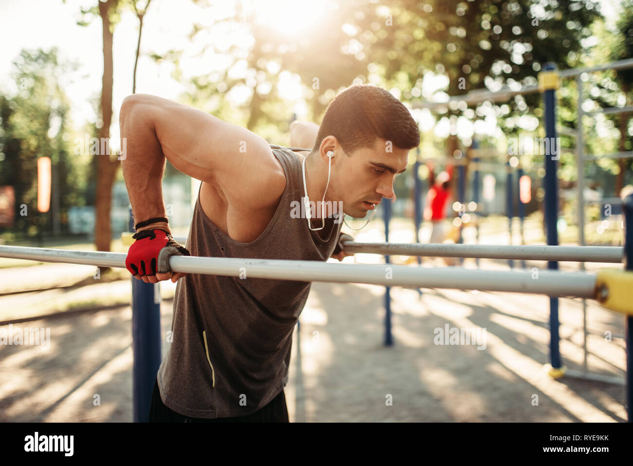 Atleta Masculino ejercicios sobre barras paralelas outdoor