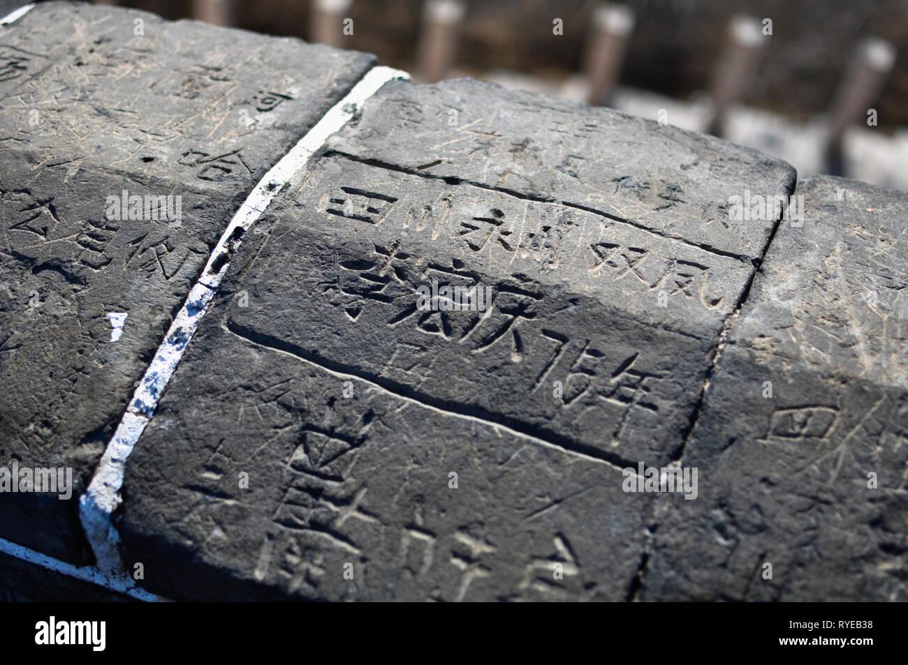 Beijing, China, 18 de noviembre de 2017: caracteres chinos en piedra Foto de stock