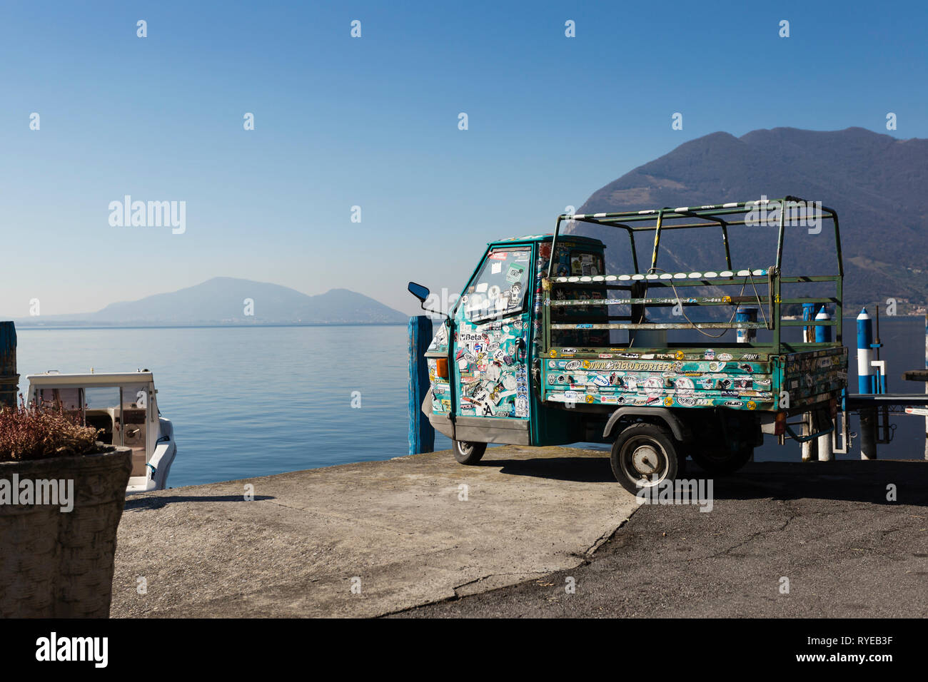 Ape Car por el lago, Monte Isola, el lago de Iseo, Italia Foto de stock