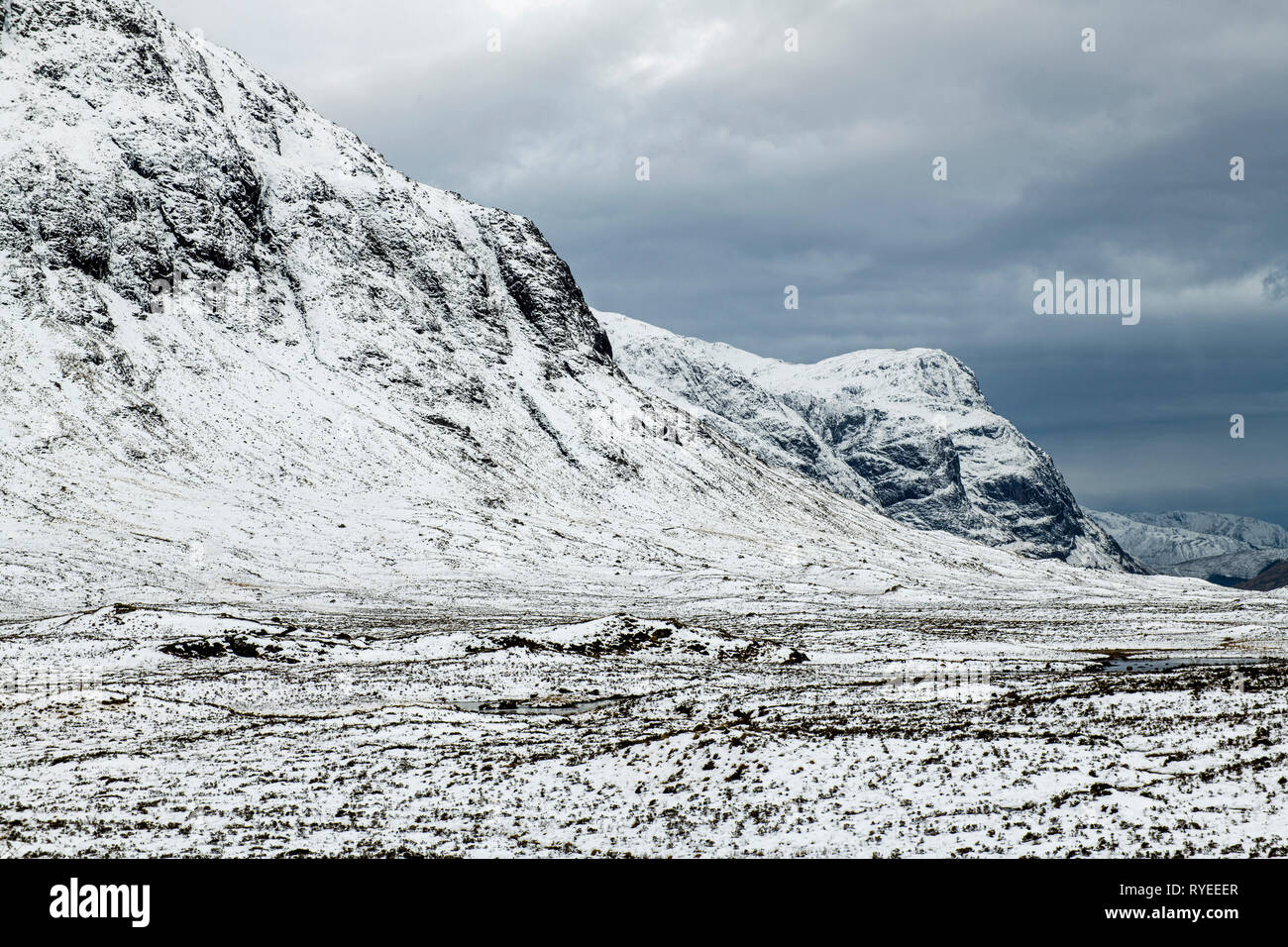 El valle y grags de Glencoe en colores invernales en Escocia. Fotografiado en febrero Foto de stock