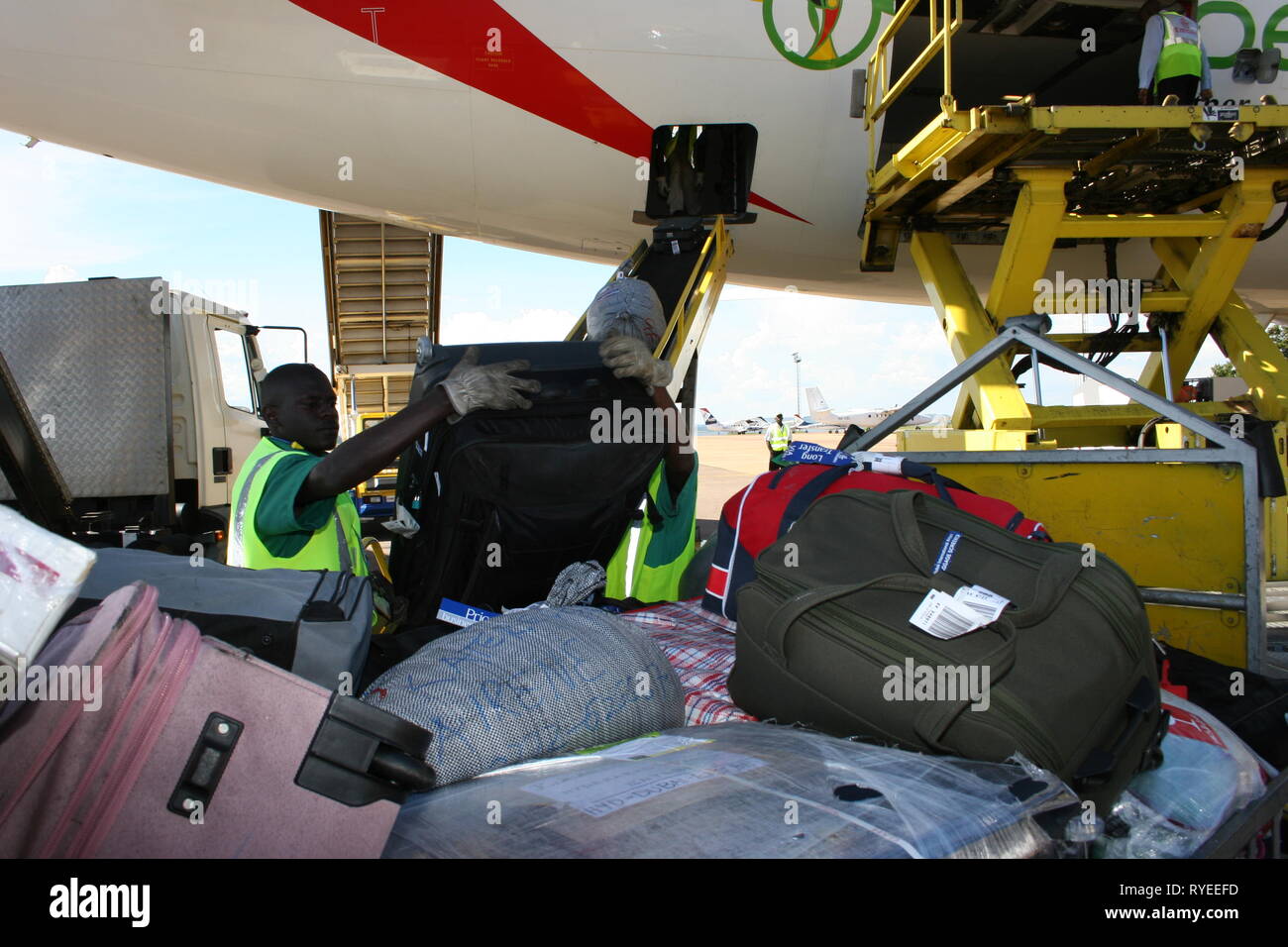 Descarga de los manipuladores de equipaje Equipaje de pasajeros de un vuelo  de Emirates en el Aeropuerto Internacional de Entebbe, Uganda Fotografía de  stock - Alamy
