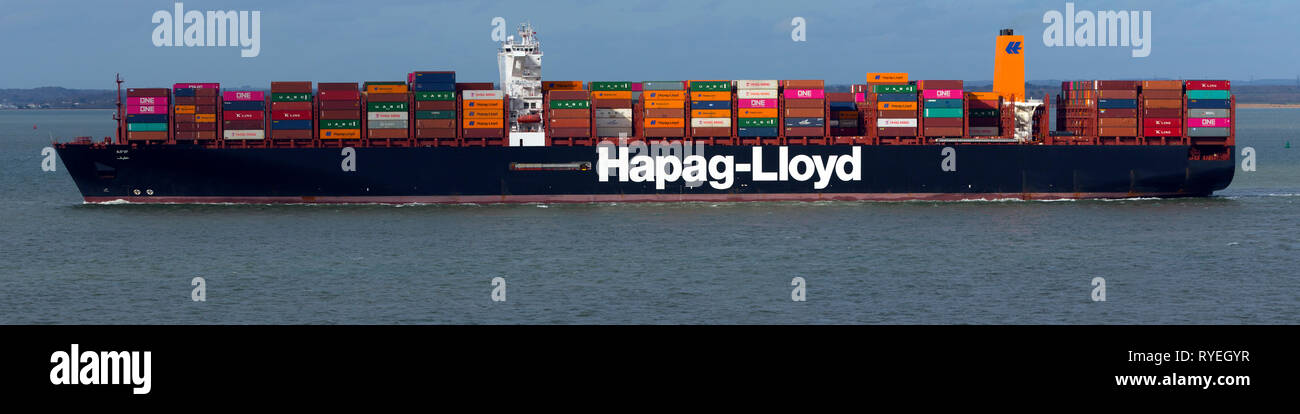 Terminal,Antena,ver,Hapag-Lloyd Container,,enviar,Afif,home,puerto,Majuro,el Solent, Southampton, Cowes, Isla de Wight, Foto de stock
