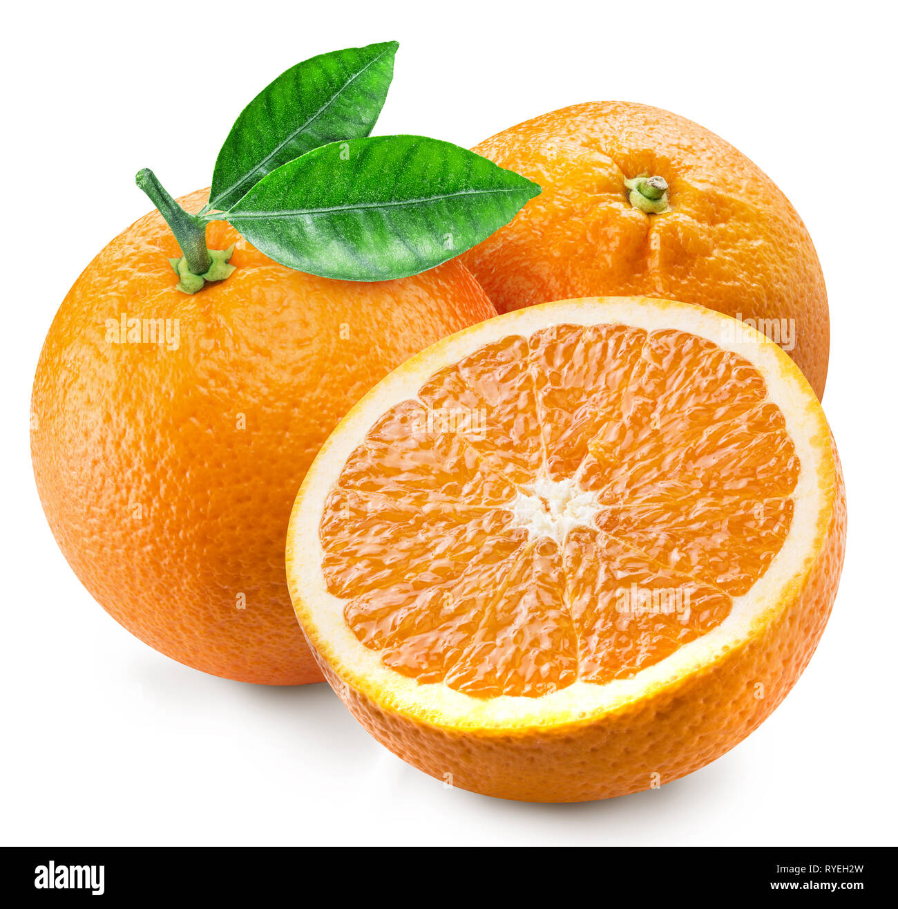 Frutas de naranja con hojas verdes y rodajas de naranja. Archivo contiene el trazado de recorte. Foto de stock