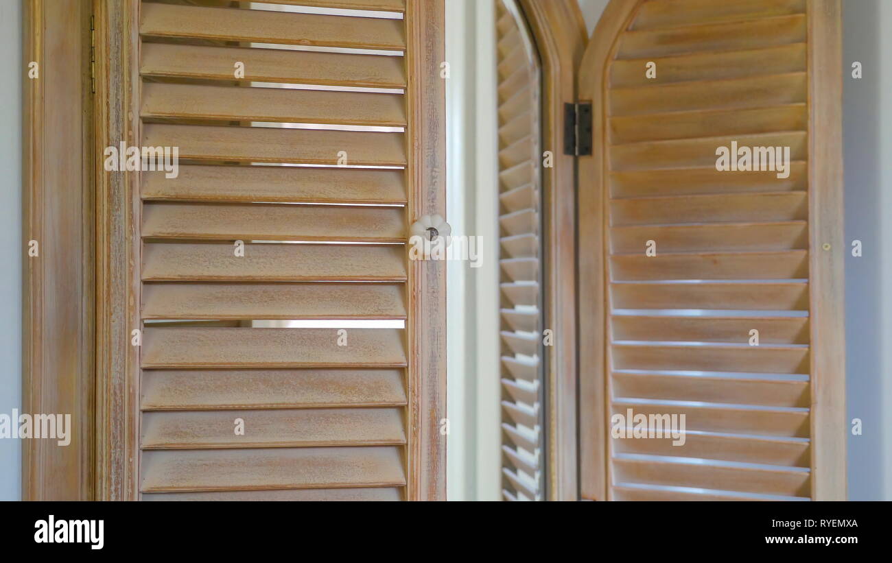 El tipo de ventana de madera puerta del espejo en el interior de la  habitación y la mirada del mando blanco Fotografía de stock - Alamy