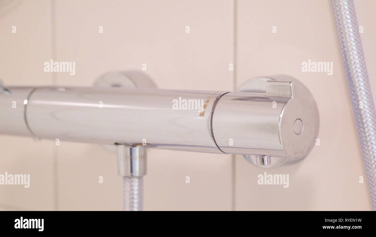 El Metal Grifo Montado En La Pared De La Ducha Con La Manguera Que