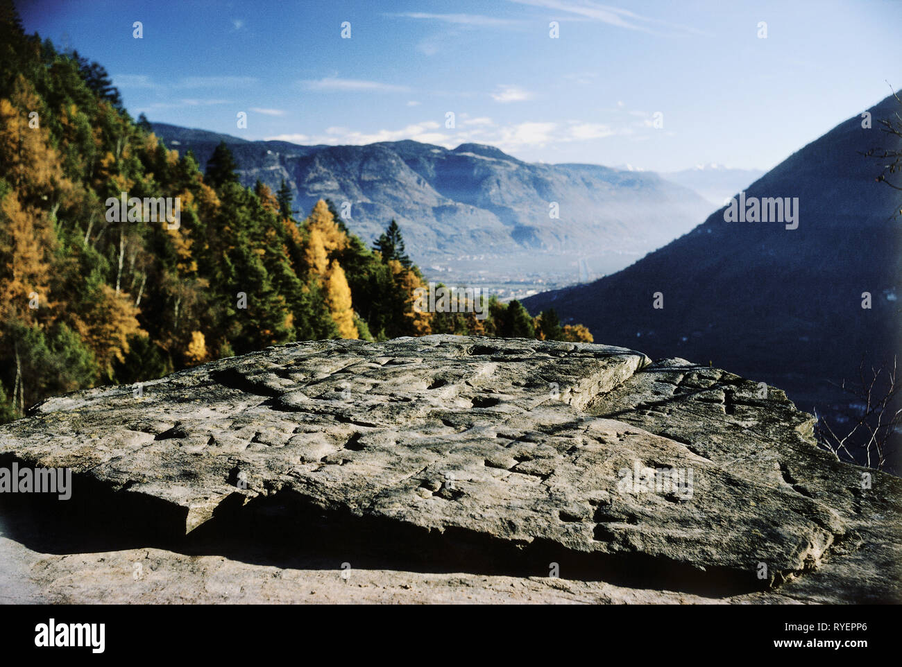 La prehistoria, la arquitectura, el Tirol del Sur, el culto prehistórico de piedra, piedra marcada de copa, cerca de Plars, Valle del Adige, Additional-Rights-Clearance-Info-Not-Available Foto de stock