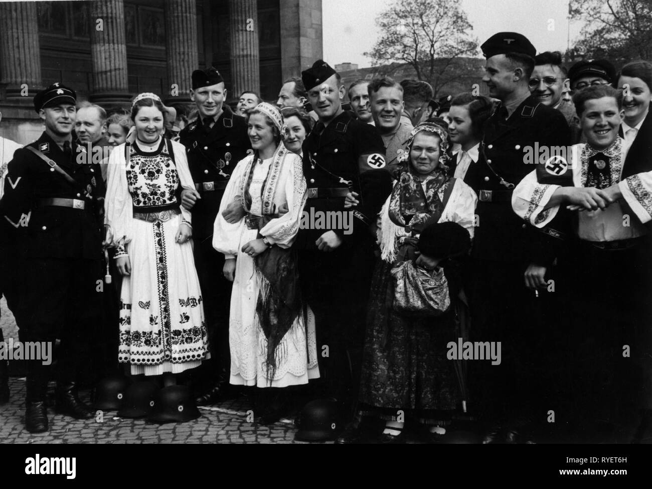 El nacional-socialismo, organizaciones, SS (Schutzstaffel ), hombres de las SS de la Leibstandarte Adolf Hitler con mujeres en trajes tradicionales, rally en el jardín de placer, Berlín, Alemania, 1.5.1938, Additional-Rights-Clearance-Info-Not-Available Foto de stock