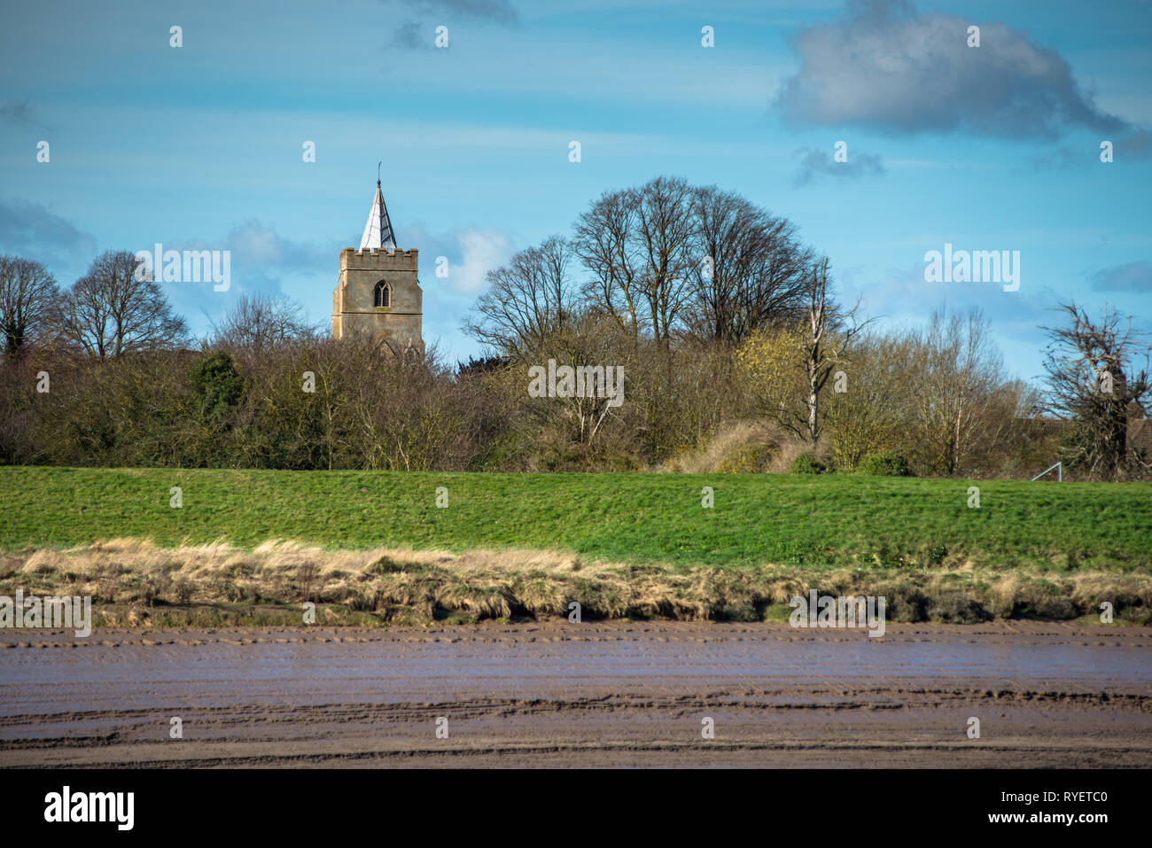 La Iglesia de San Pedro, al oeste Lynn visto cruzando el río Great Ouse de King's Lynn, Norfolk, UK Foto de stock